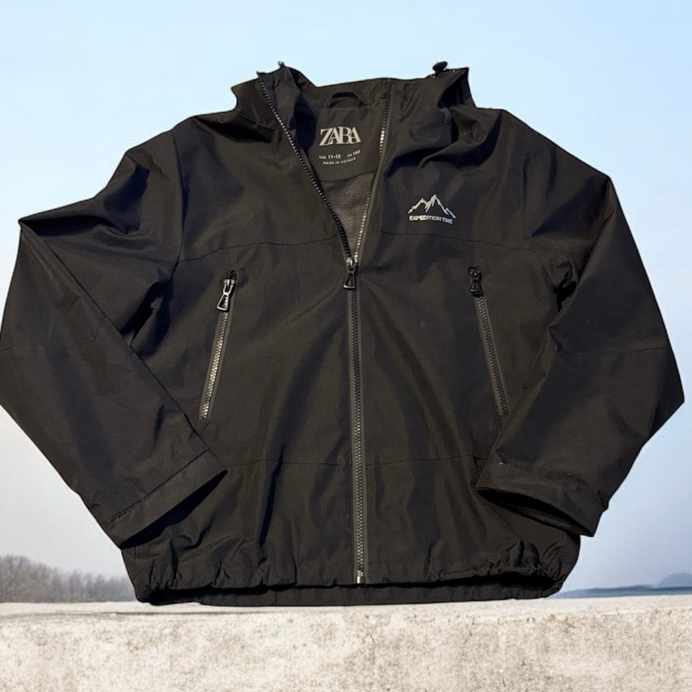 Zara windproof sweatshirt for girls, black color, available in size 11-12.